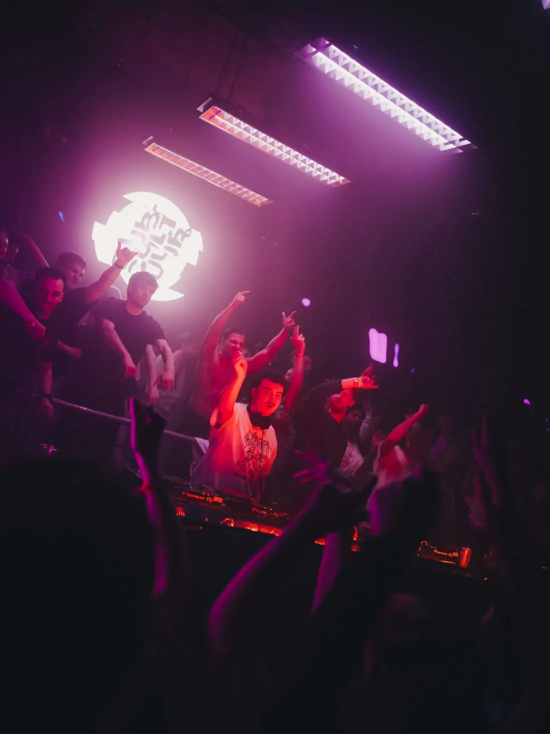 Handen in de lucht rond de dj-booth