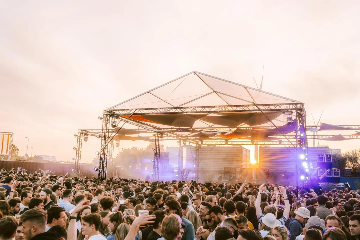 Subcultuur Festival: het openluchtpodium bij zonsondergang