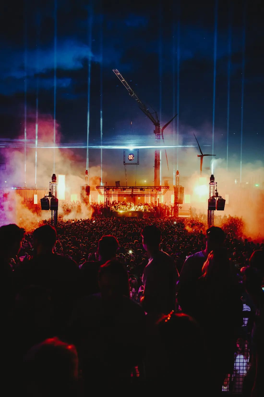Subcultuur Festival 2025: het openluchtpodium bij nacht met lichtbundels